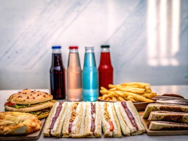 Restorandaki masada farklı bir fast food, yiyecek ve içecek seti var..