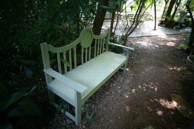 Parkın bahçesindeki boş sandalye.