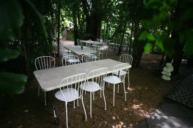 Restoran bahçesinde boş bir masa.