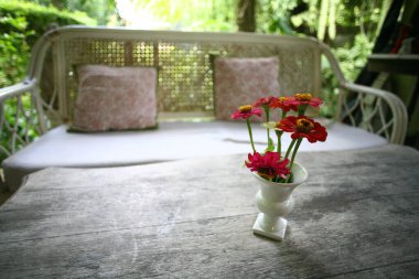 Masadaki parti için hazırlanmış bir masa.