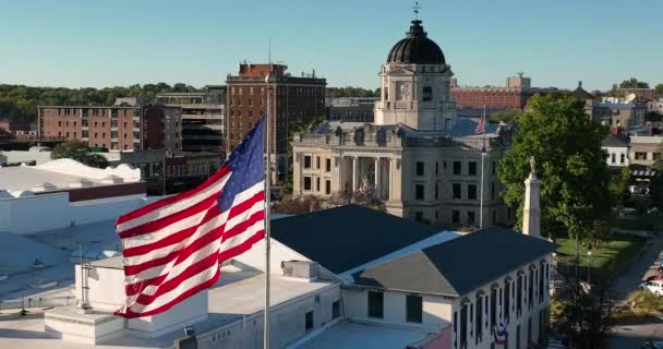 Die City Center Square Flag Flying Bloomington Indiana — Stockvideo