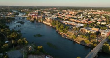 Günbatımı Columbus şehir merkezine derin doymuş ışık getiriyor.