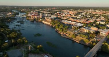 Günbatımı Columbus şehir merkezine derin doymuş ışık getiriyor.