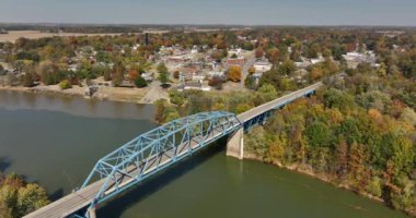 Green River köprüsünün üzerinden Livermore Kentucky 'ye gidiyor. 