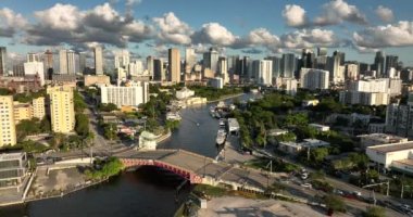 Güzel ışık, Miami Florida kanalında tekne ve araçların faaliyetlerini gösteriyor.