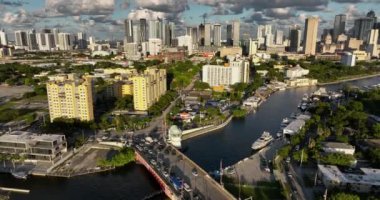 Güzel ışık, Miami Florida kanalında tekne ve araçların faaliyetlerini gösteriyor.