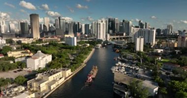 Katılan Bir Asma Köprü Araç ve Denizcilik Trafiği İçin Açılıp Kapanıyor