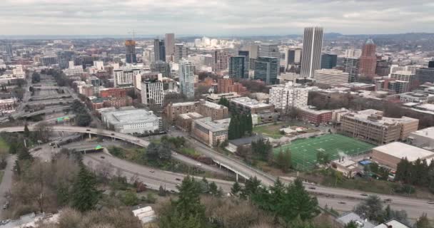 Portland Oregon Downtown City Center Skyline Highway Aerial — Vídeo de stock