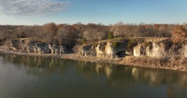 Ohio Nehri Parkı 'ndaki Rock Illinois Kasabası' ndaki mağarada.