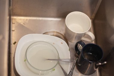 Mutfakta karışıklık. Kirli mutfak eşyaları, tabaklar ve kupalar. Pis çatal bıçak takımı. Yüksek kalite fotoğraf