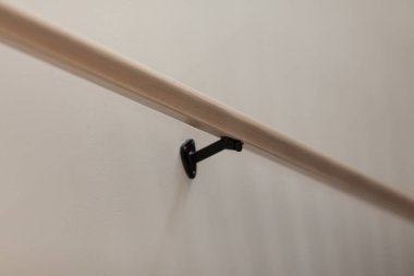 Beyaz bir evin parmaklıklarına tahta korkuluklar takmak. Metal bir çit ve örgü örmek. Kendi kendini yaptı. - Evet. Yüksek kalite fotoğraf