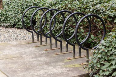 Boş bisiklet parkı. Birden fazla bisiklet için park yeri ya da park yeri. Şehirdeki ev, bisiklet, scooter ya da çevresel taşımacılık için park yeri. - Evet. Yüksek kalite fotoğraf