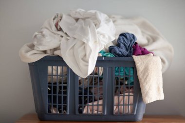  Kirli çamaşırlarla dolu gri çamaşır sepeti, temizlik günü.