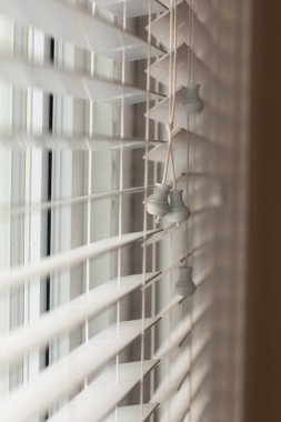 Açık Venedik panjurlarını kapatın. Işıklandırma menzili kontrol ışığı pencereden geliyor. İç dekorasyon. Yüksek kalite fotoğraf