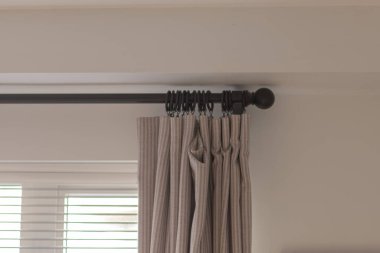 Perdeler yatak odasında ve oturma odasında siyah bir korse üzerinde asılı.. 