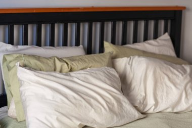 Seçici Odak Odası 'nda yatak yaptım. Pamuk yastıklı ve yorganlı rahat kral yatak odası.. 