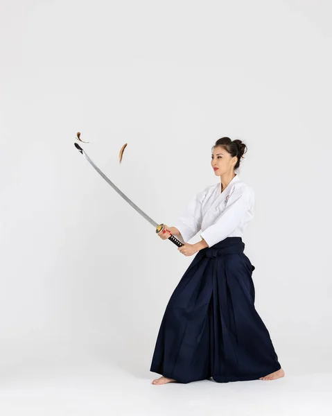 Айкидо Мастер Женщина Традиционном Самурае Хакама Кимоно Черным Поясом Мечом — стоковое фото