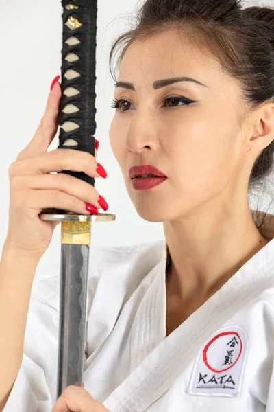 Aikido Mistr Žena Tradičním Samuraj Hakama Kimono Černým Opaskem Mečem — Stock fotografie