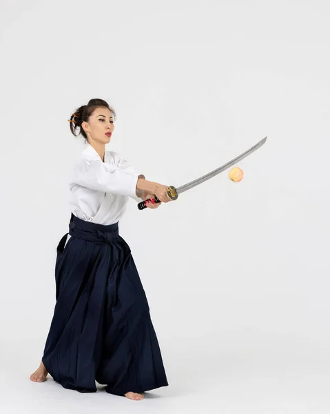 Aikido Master Kvinna Traditionell Samuraj Hakama Kimono Med Svart Bälte — Stockfoto