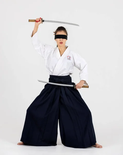 Aikido Mistrz Kobieta Tradycyjnym Samuraju Hakama Kimono Czarnym Pasem Mieczem — Zdjęcie stockowe