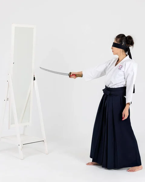 Айкидо Мастер Женщина Традиционном Самурае Хакама Кимоно Черным Поясом Мечом — стоковое фото