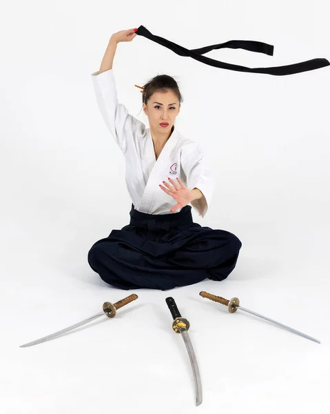 Aikido Meester Vrouw Traditionele Samurai Hakama Kimono Met Zwarte Band — Stockfoto