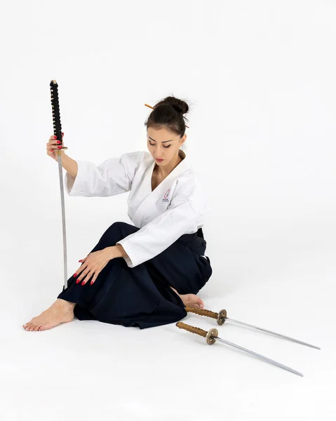 合气道大师女人传统的武士Hakama Kimono与黑带剑 Katana与白色背景 健康生活方式和体育概念 — 图库照片