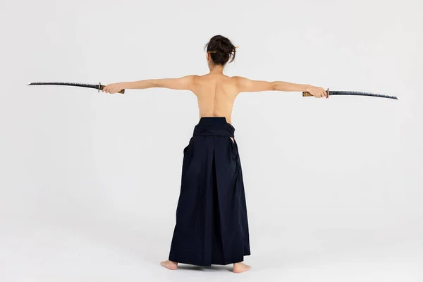 合气道大师女人传统的武士Hakama Kimono与黑带剑 Katana与白色背景 健康生活方式和体育概念 — 图库照片