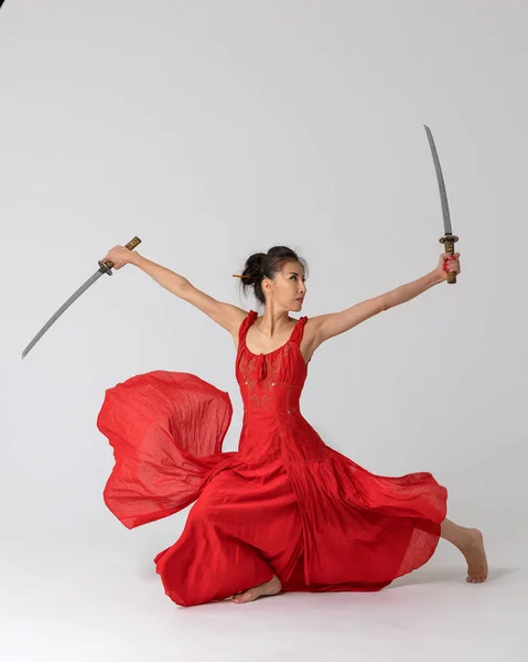 Aikido Üstadı Kıiıçlı Kırmızı Elbiseli Kadın Beyaz Arka Planda Katana — Stok fotoğraf