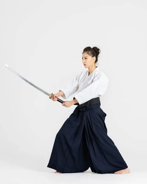 Aikido Mistrz Kobieta Tradycyjnym Samuraju Hakama Kimono Czarnym Pasem Mieczem Obrazy Stockowe bez tantiem