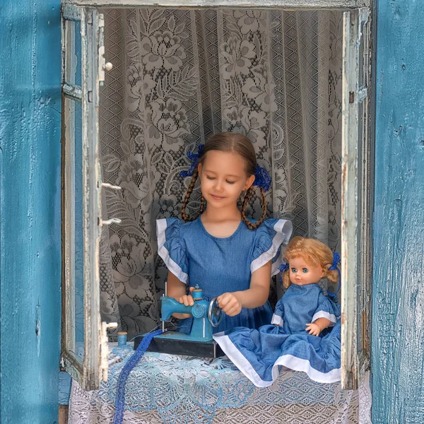 Портрет Девочки Портного Шьющего Одежду Кукол Детской Швейной Машинке Окне — стоковое фото