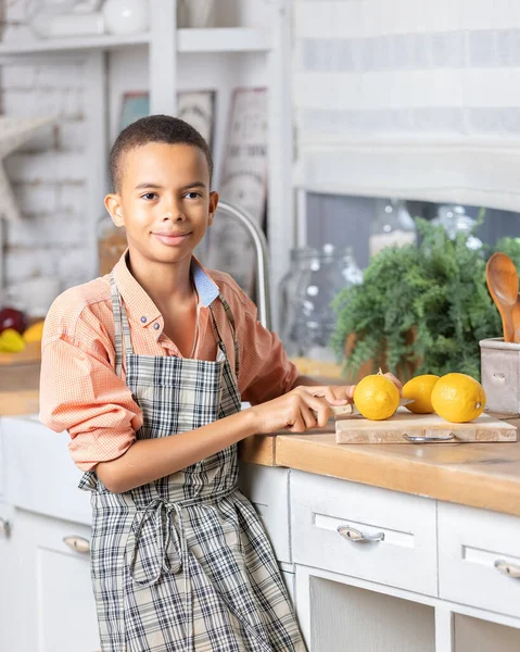 Черный Мальчик Готовит Свежий Лимон Кухне Дома Африканский Ребенок Готовится — стоковое фото