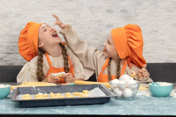 Счастливая Семья Смешные Девочки Оранжевой Форме Шеф Повара Готовят Тесто — стоковое фото