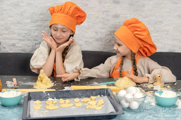 Счастливая Семья Смешные Девочки Оранжевой Форме Шеф Повара Готовят Тесто — стоковое фото