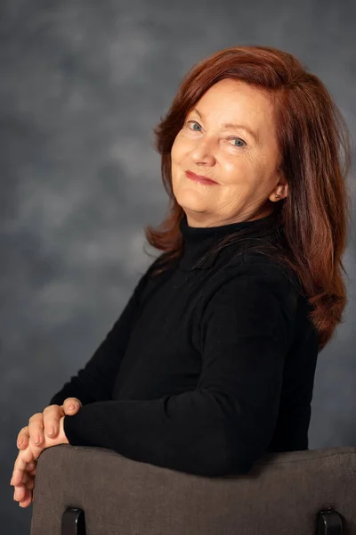 Portrait Stylish Adult 60S Year Old Woman Grey Background Confident — Stock Photo, Image
