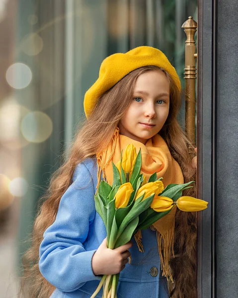 Porträtt Lycklig Flicka Med Bukett Gula Tulpaner Promenad Våren Blommor — Stockfoto