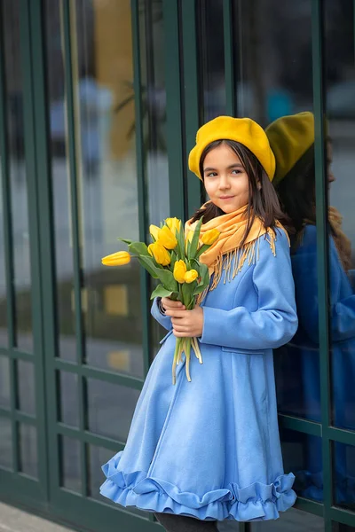 Retrato Uma Menina Feliz Com Buquê Tulipas Amarelas Passeio Primavera — Fotografia de Stock