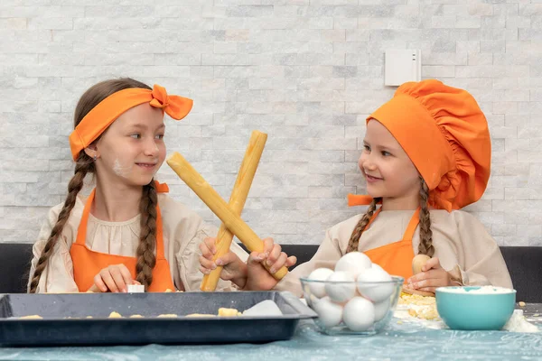 Happy Family Funny Girls Kids Orange Chef Uniform Preparing Dough Stockfoto