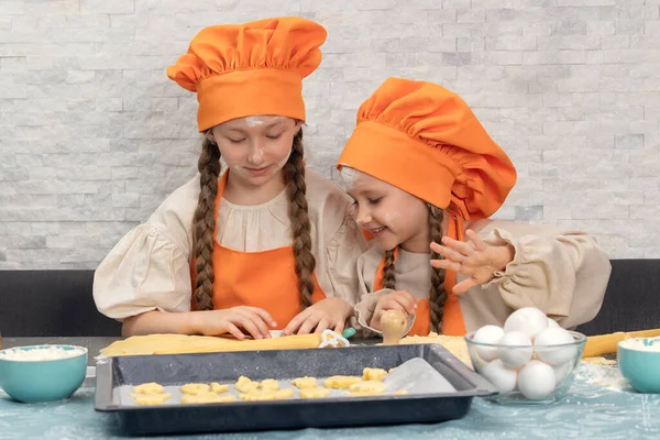 Happy Family Funny Girls Kids Orange Chef Uniform Preparing Dough Stockbild