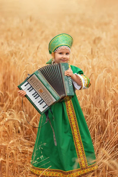 Маленькая Девочка Русском Народном Сарафане Кокошник Стоящий Золотом Пшеничном Поле Стоковое Фото