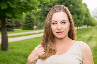 Dışarıda uzun saçlı güzel bir kadın portresi var..