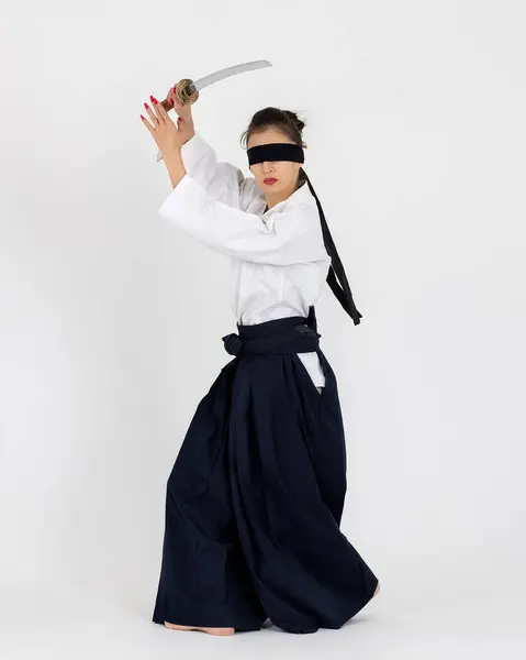 Maître Aïkido Femme Kimono Samouraï Traditionnel Hakama Avec Ceinture Noire — Photo