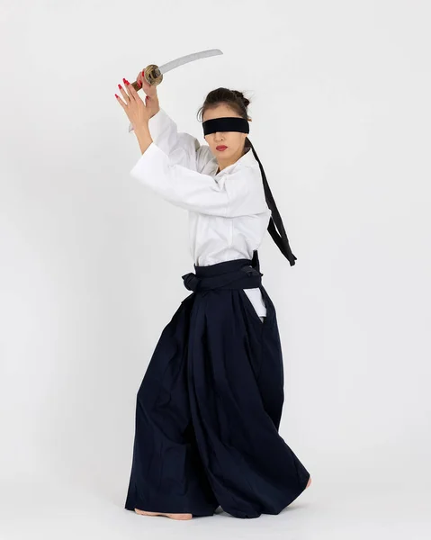 合气道大师女人传统的武士Hakama Kimono与黑带剑 Katana与白色背景 健康生活方式和体育概念 图库图片