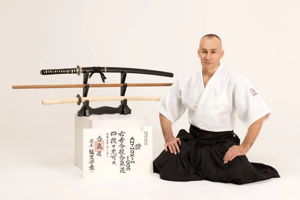 Siyah Arka Planda Kılıç Katanası Tekvando Kimonosu Içinde Siyah Sensei — Stok fotoğraf