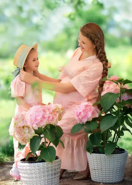 Щаслива Усміхнена Мама Дочкою Сонячний Літній День Мати Дівчинка Прекрасному — стокове фото