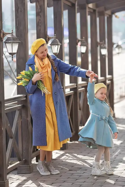 Портрет Щасливої Дівчини Матір Букет Жовтих Тюльпанів Прогулянці Навесні Квіти — стокове фото