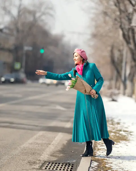 Красивая Женщина Весенним Букетом Цветов Тюльпанов Городской Улице Счастливый Портрет Стоковое Изображение