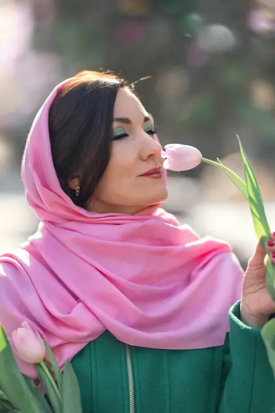 Hermosa Mujer Con Tulipanes Primavera Ramo Flores Calle Ciudad Feliz —  Fotos de Stock