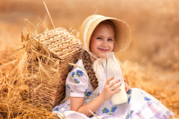 Portret Szczęśliwej Dziewczyny Polu Pszenicy Zachodzie Słońca Dziecko Trzyma Szklany Obrazek Stockowy