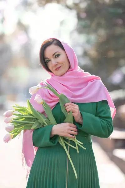 Hermosa Mujer Con Tulipanes Primavera Ramo Flores Calle Ciudad Feliz — Foto de Stock